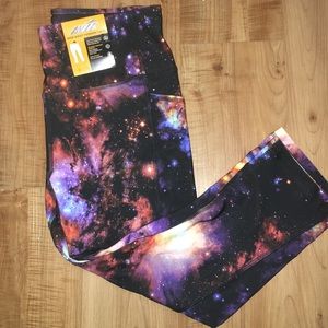 🌞 Avia Galaxy Capri Leggings **HAS POCKETS** 🌞